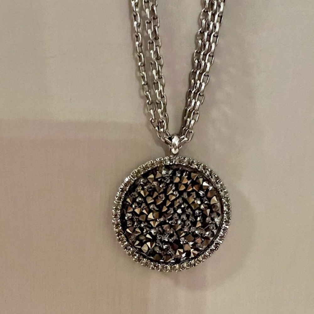 Like new crystal silver pendant necklace- gorgeous statement piece!